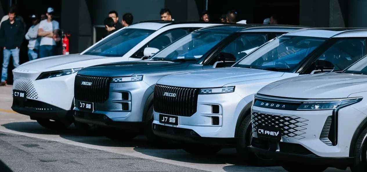 Three JAECOO J7 SUVs parked side by side