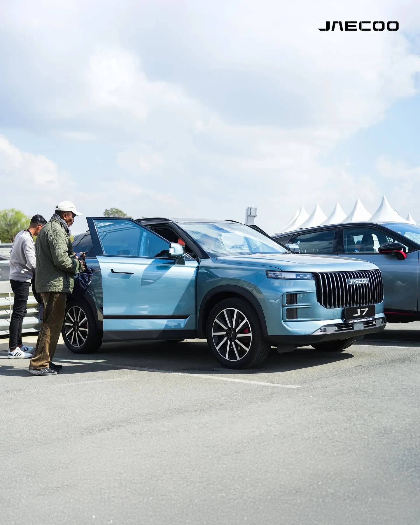 JAECOO SUV with visitors at the event
