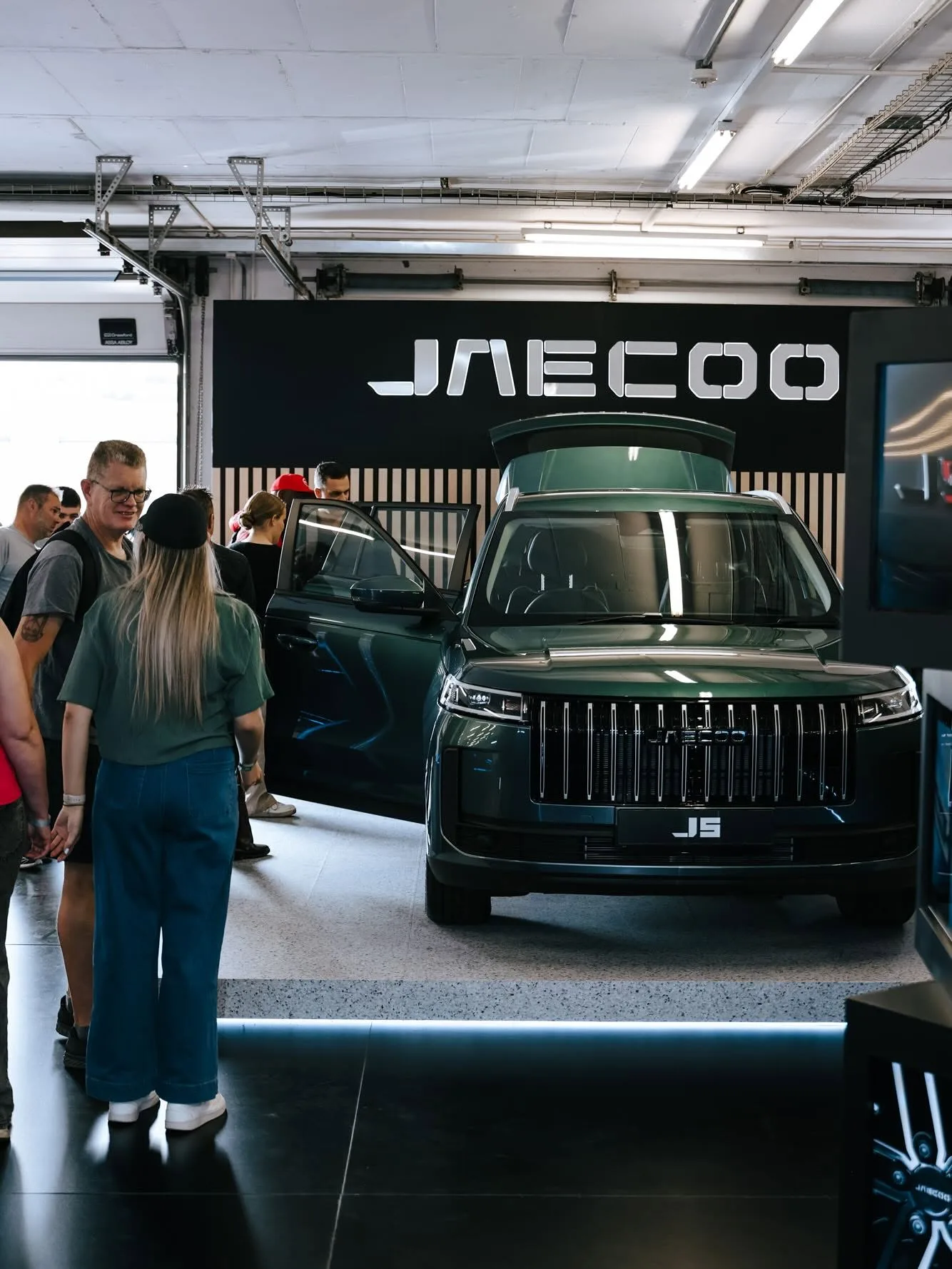 JAECOO J8 on indoor display